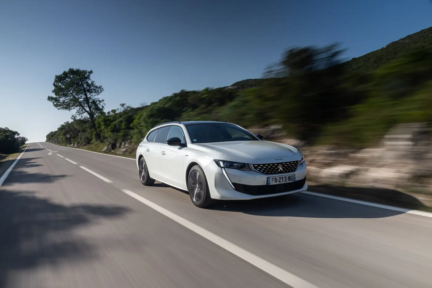 Peugeot 508 SW aims to occupy middle ground in estate car market