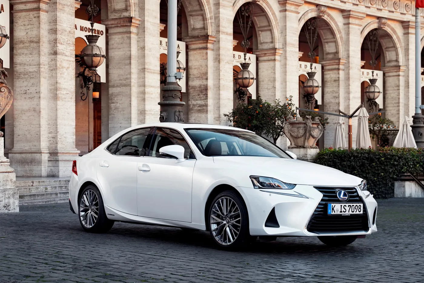 First drive: Lexus IS 300H company car review | Company Car Reviews