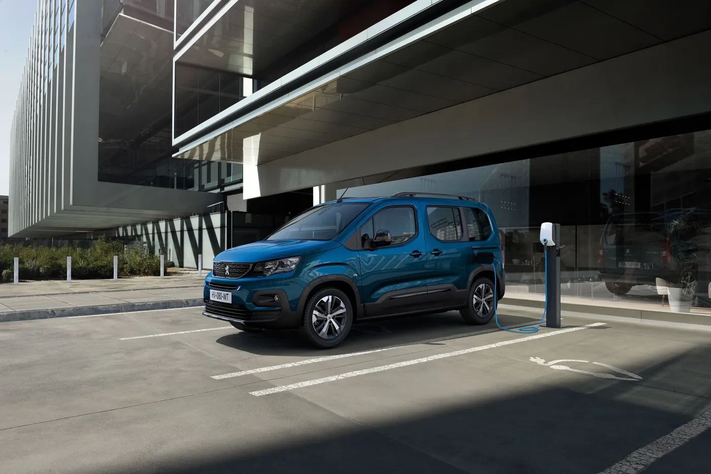 Peugeot launches fully-electric e-Rifter