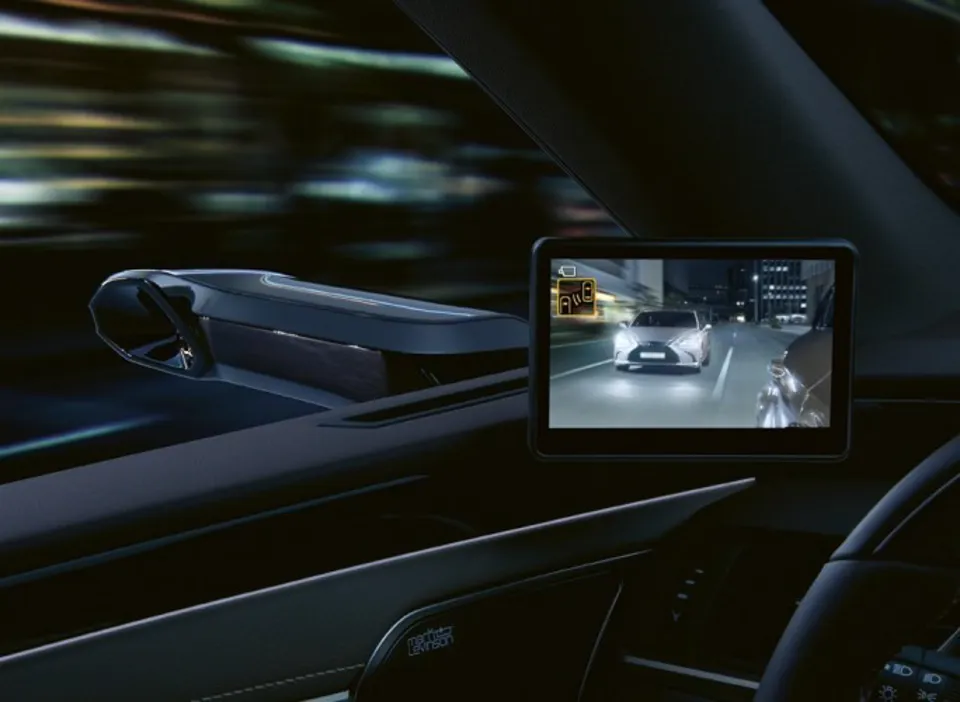 Audi factory drivers look into the future with a digital rear-view mirror