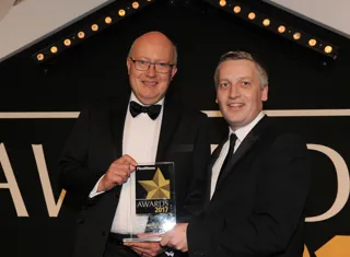 Jon Wackett, UK fleet and business general manager, Jaguar Land Rover (left), receives the award from Elliot Scott, fleet director, Thrifty Car & Van Rental